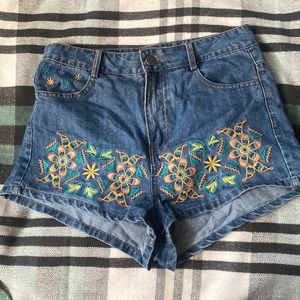 Flying Tomato embroidered shorts size small